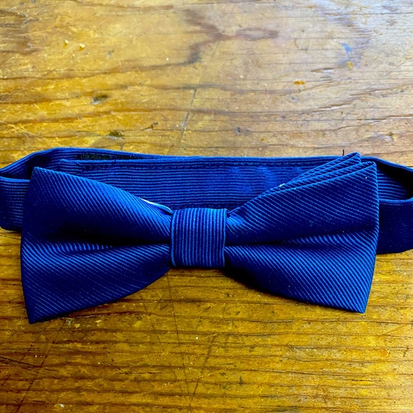 Child’s navy blue bow tie Velcro closure - Picture 1 of 2